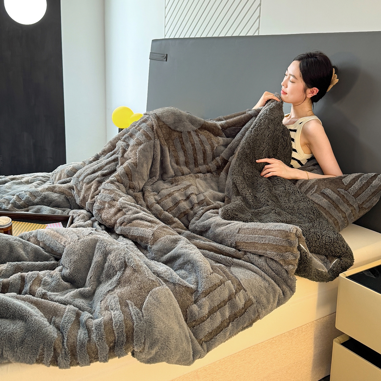 91家纺网 家纺一手货源 找家纺 枋梢家纺 2025新款亮丝兔毛绒兔毛提花北欧几何羊羔绒 双层加厚保暖盖毯 居家午睡保暖毯 几何-深灰