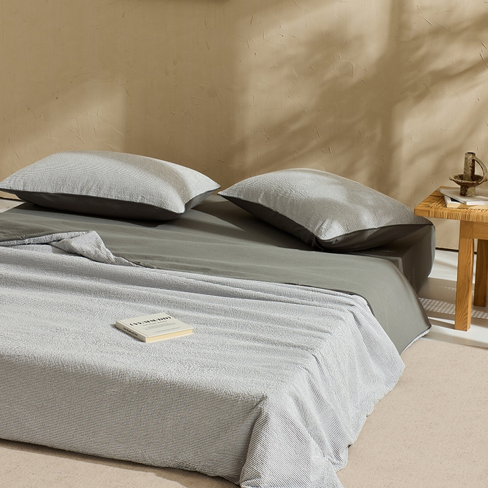 91家纺网 家纺一手货源 找家纺 LADYCOCO可可家居 2025新款针织+梭织夹棉四件套-滚绳款 泡泡纱 条纹灰色