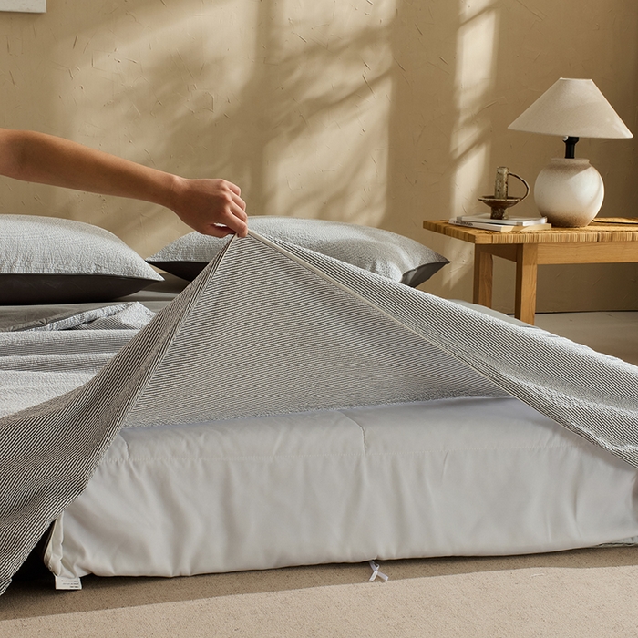 91家纺网 家纺一手货源 找家纺 LADYCOCO可可家居 2025新款针织+梭织夹棉四件套-滚绳款 泡泡纱 条纹灰色