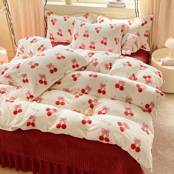 91家纺网 家纺一手货源 找家纺 富之航家纺 2025秋冬新款牛奶绒印花床盖四件套 甜蜜樱桃