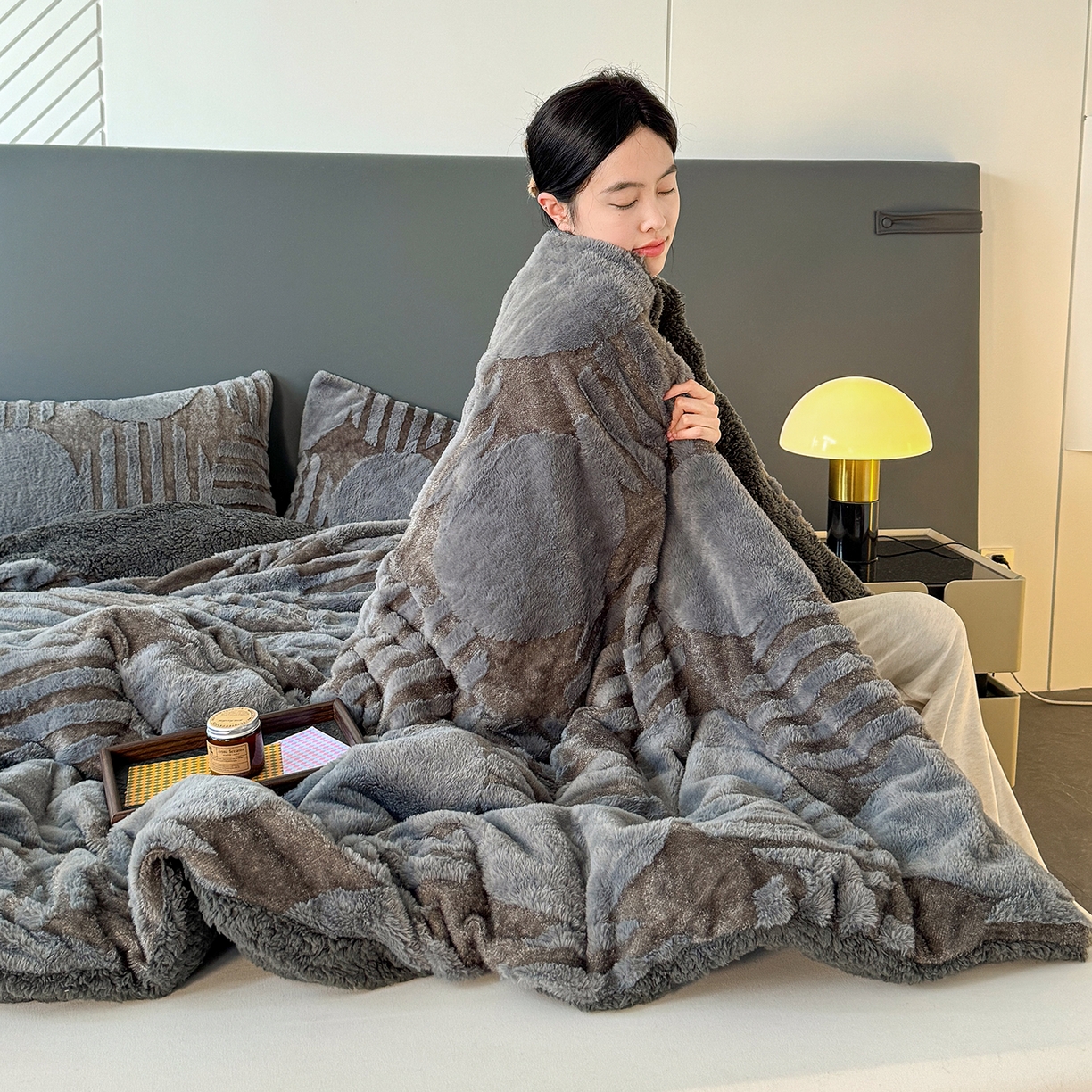 91家纺网 家纺一手货源 找家纺 枋梢家纺 2025新款亮丝兔毛绒兔毛提花北欧几何羊羔绒 双层加厚保暖盖毯 居家午睡保暖毯 几何-深灰