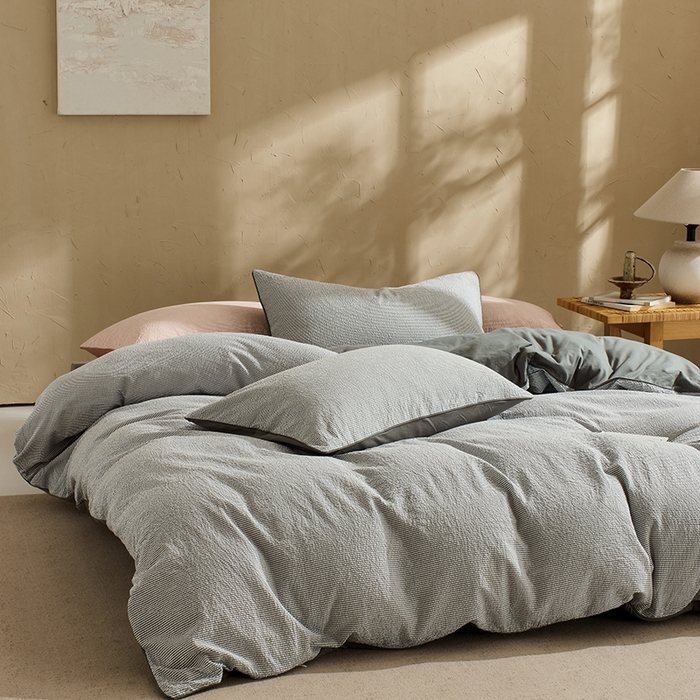 91家纺网 家纺一手货源 找家纺 LADYCOCO可可家居 2025新款针织+梭织夹棉四件套-滚绳款 泡泡纱 条纹灰色