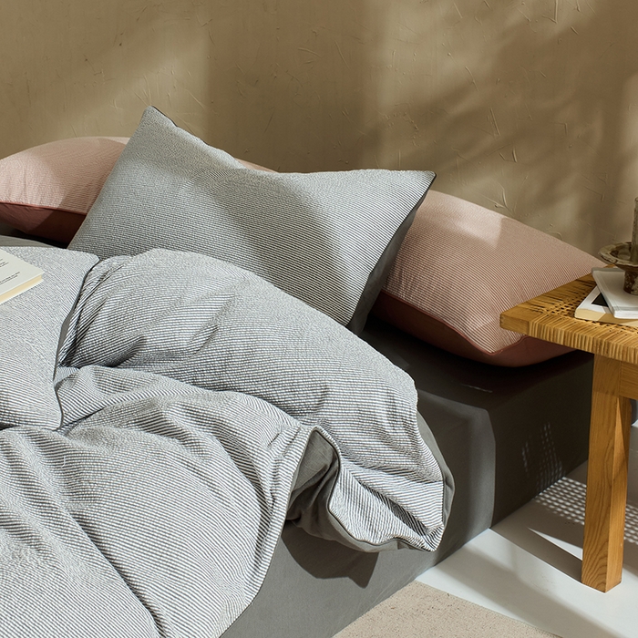 91家纺网 家纺一手货源 找家纺 LADYCOCO可可家居 2025新款针织+梭织夹棉四件套-滚绳款 泡泡纱 条纹灰色