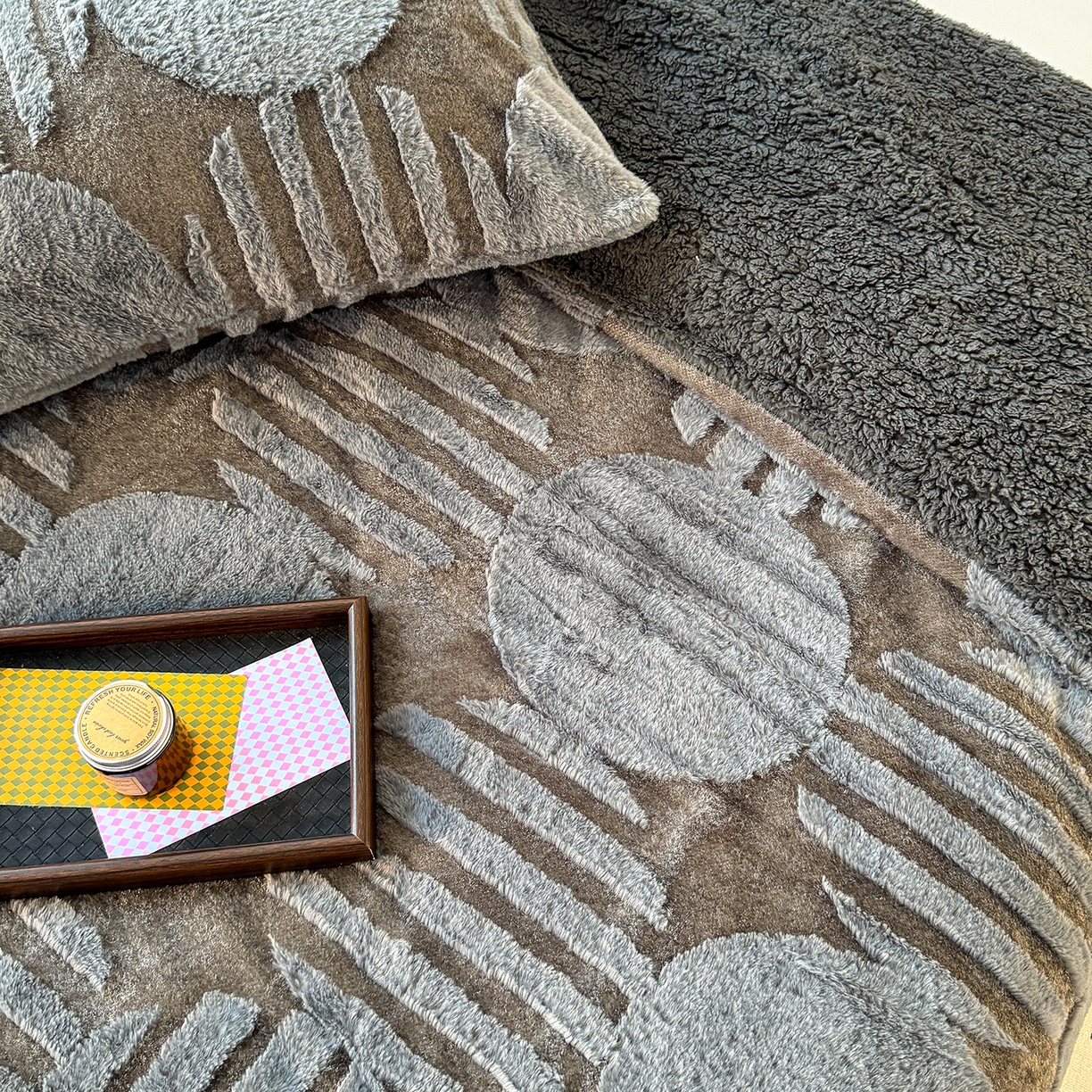 91家纺网 家纺一手货源 找家纺 枋梢家纺 2025新款亮丝兔毛绒兔毛提花北欧几何羊羔绒 双层加厚保暖盖毯 居家午睡保暖毯 几何-深灰