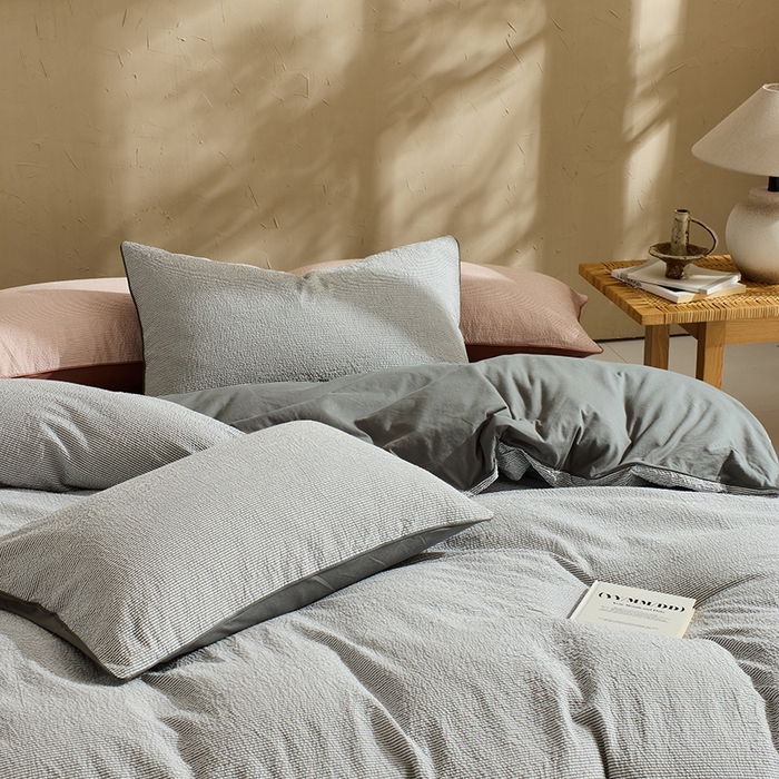 91家纺网 家纺一手货源 找家纺 LADYCOCO可可家居 2025新款针织+梭织夹棉四件套-滚绳款 泡泡纱 条纹灰色