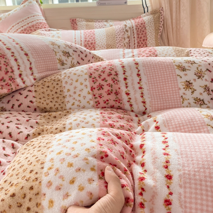 91家纺网 家纺一手货源 找家纺 富之航家纺 2025秋冬新款牛奶绒印花床盖四件套 花栖礼