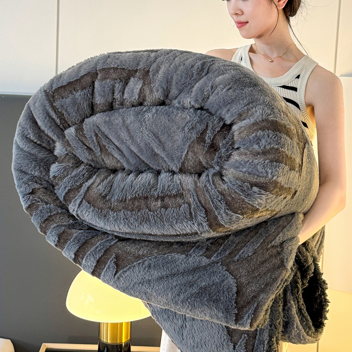 91家纺网 家纺一手货源 找家纺 枋梢家纺 2025新款亮丝兔毛绒兔毛提花北欧几何羊羔绒 双层加厚保暖盖毯 居家午睡保暖毯 几何-深灰