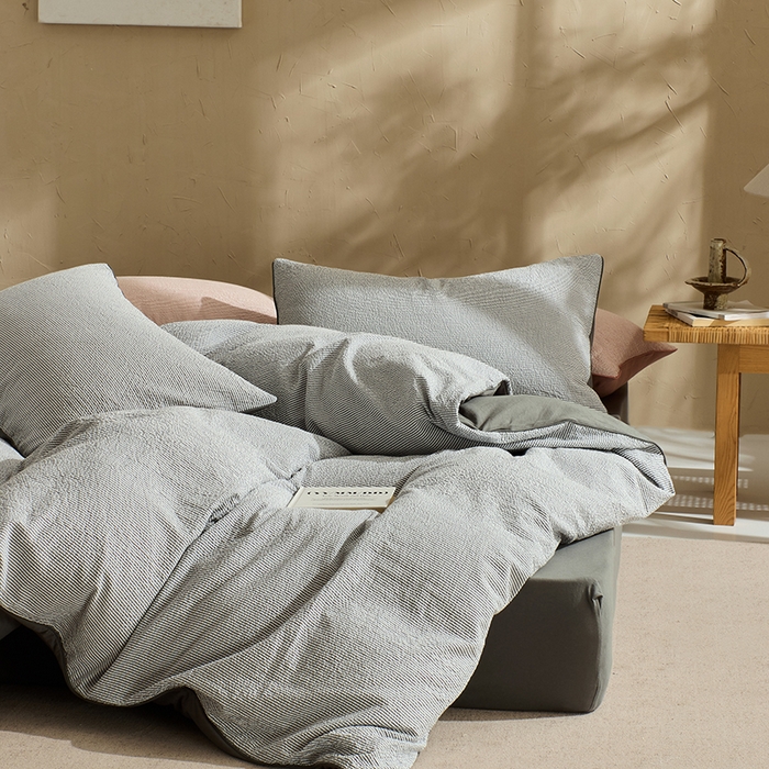 91家纺网 家纺一手货源 找家纺 LADYCOCO可可家居 2025新款针织+梭织夹棉四件套-滚绳款 泡泡纱 条纹灰色