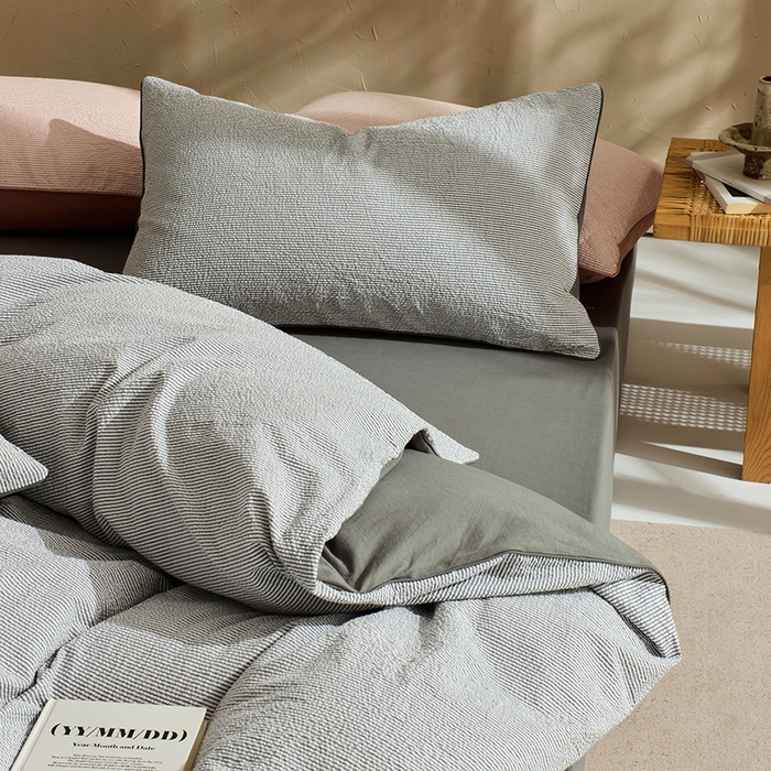 91家纺网 家纺一手货源 找家纺 LADYCOCO可可家居 2025新款针织+梭织夹棉四件套-滚绳款 泡泡纱 条纹灰色