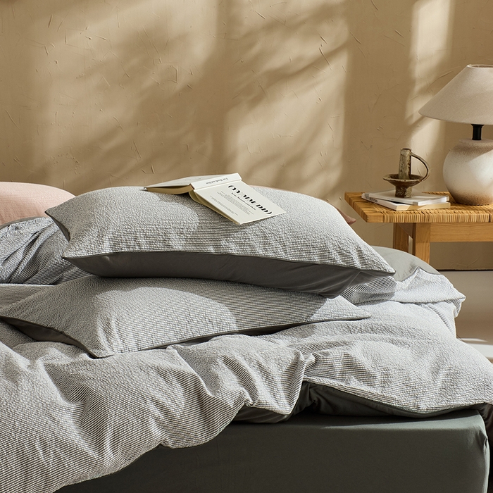 91家纺网 家纺一手货源 找家纺 LADYCOCO可可家居 2025新款针织+梭织夹棉四件套-滚绳款 泡泡纱 条纹灰色