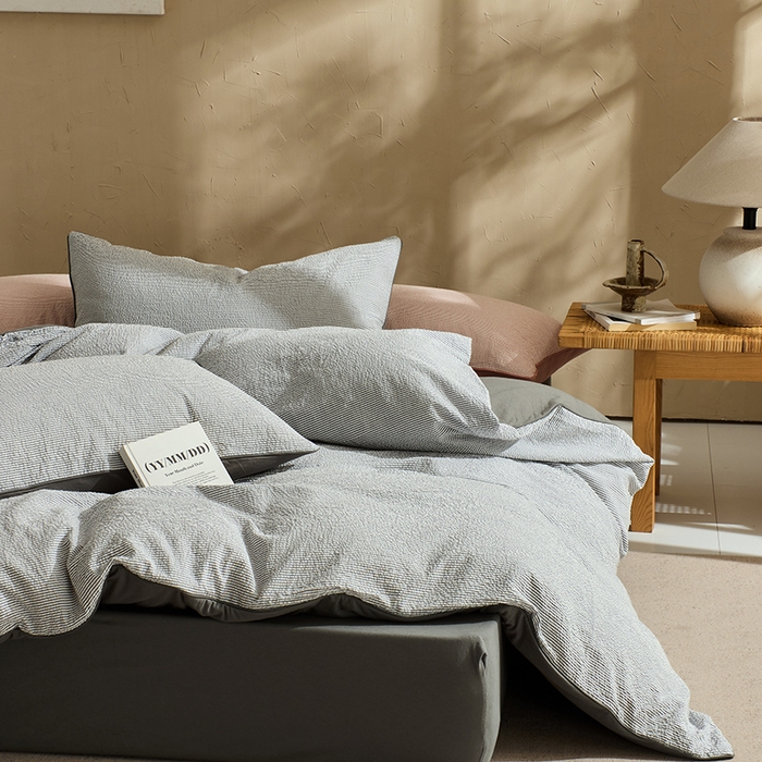 91家纺网 家纺一手货源 找家纺 LADYCOCO可可家居 2025新款针织+梭织夹棉四件套-滚绳款 泡泡纱 条纹灰色