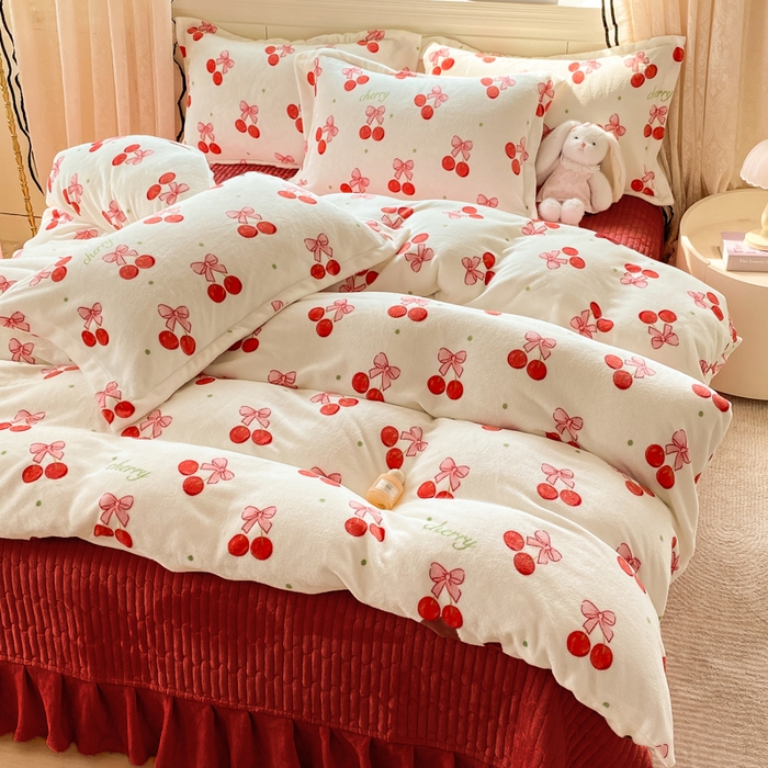 91家纺网 家纺一手货源 找家纺 富之航家纺 2025秋冬新款牛奶绒印花床盖四件套 甜蜜樱桃