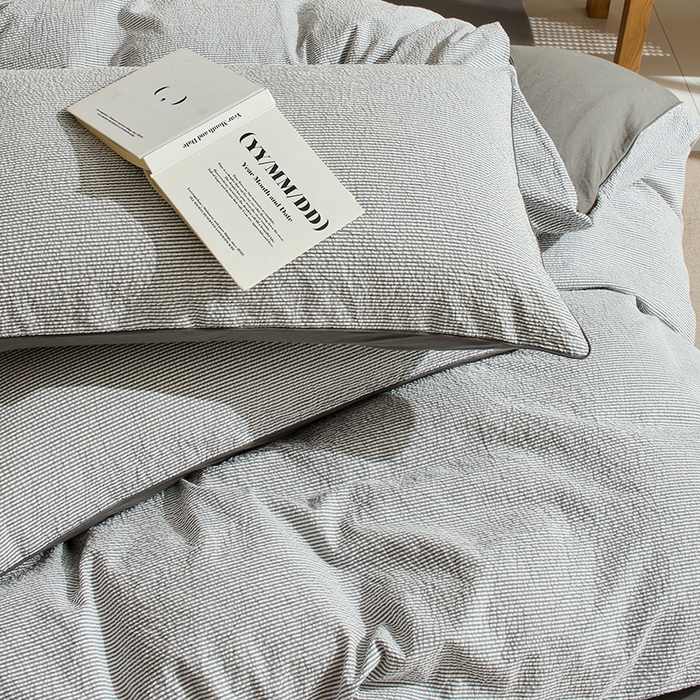 91家纺网 家纺一手货源 找家纺 LADYCOCO可可家居 2025新款针织+梭织夹棉四件套-滚绳款 泡泡纱 条纹灰色