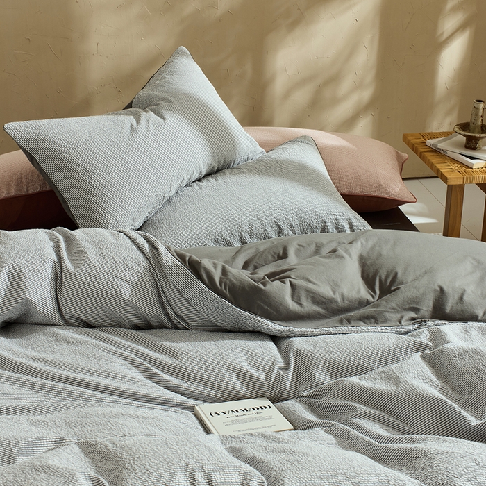 91家纺网 家纺一手货源 找家纺 LADYCOCO可可家居 2025新款针织+梭织夹棉四件套-滚绳款 泡泡纱 条纹灰色