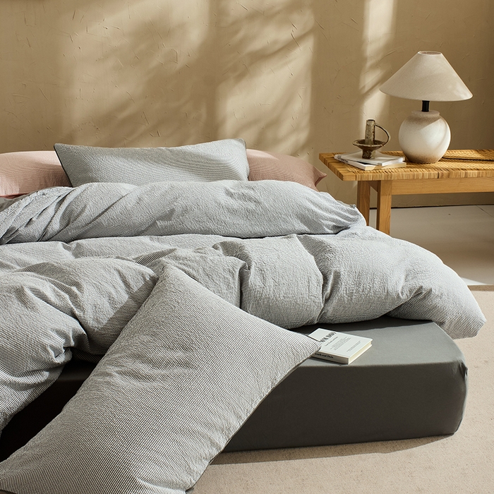 91家纺网 家纺一手货源 找家纺 LADYCOCO可可家居 2025新款针织+梭织夹棉四件套-滚绳款 泡泡纱 条纹灰色