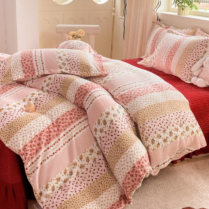 91家纺网 家纺一手货源 找家纺 富之航家纺 2025秋冬新款牛奶绒印花床盖四件套 花栖礼