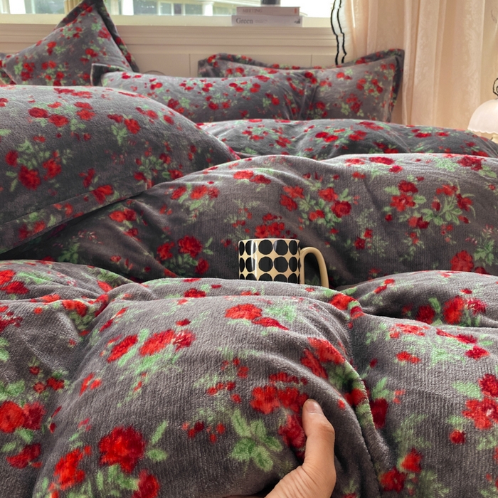 91家纺网 家纺一手货源 找家纺 富之航家纺 2025秋冬新款牛奶绒印花床盖四件套 花妖