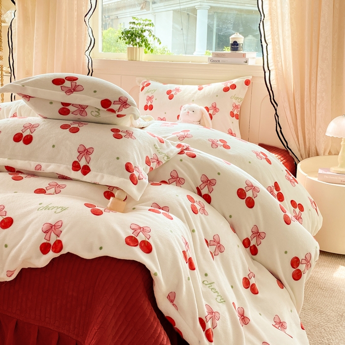 91家纺网 家纺一手货源 找家纺 富之航家纺 2025秋冬新款牛奶绒印花床盖四件套 甜蜜樱桃