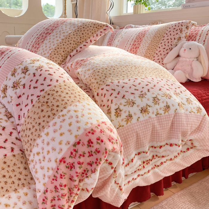 91家纺网 家纺一手货源 找家纺 富之航家纺 2025秋冬新款牛奶绒印花床盖四件套 花栖礼