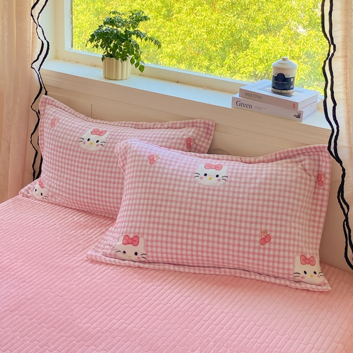 91家纺网 家纺一手货源 找家纺 富之航家纺 2025秋冬新款牛奶绒印花床盖四件套 幸运猫咪