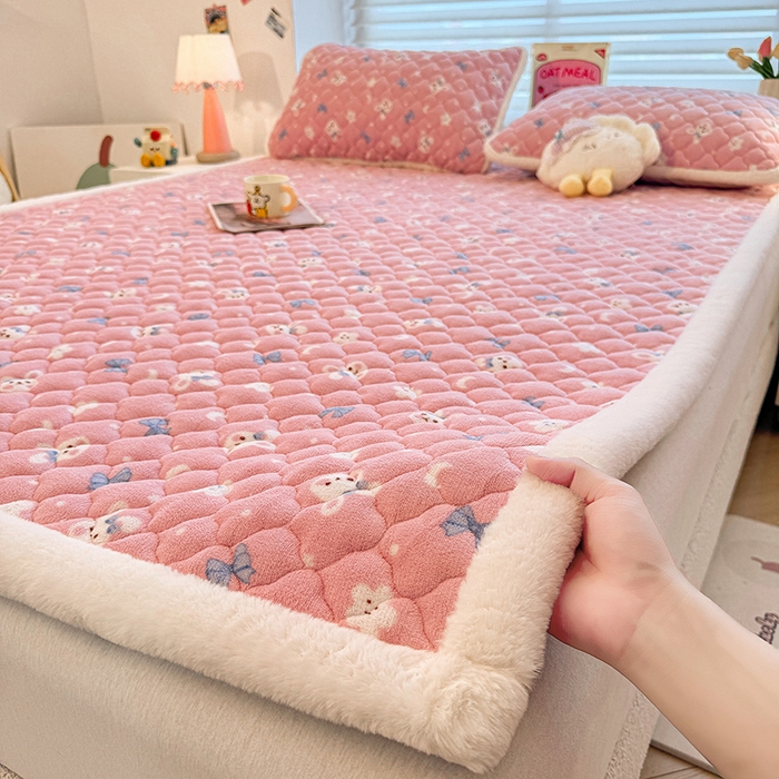 91家纺网 家纺一手货源 找家纺 喜居 2025新款高克重印花牛奶绒夹棉床褥床垫子褥子床护垫 粉粉兔