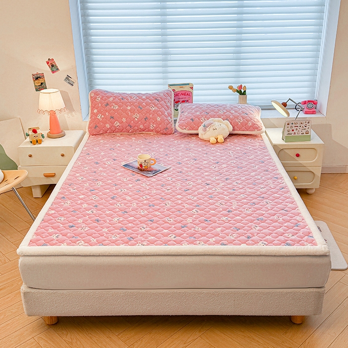 91家纺网 家纺一手货源 找家纺 喜居 2025新款高克重印花牛奶绒夹棉床褥床垫子褥子床护垫 粉粉兔