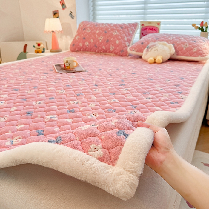 91家纺网 家纺一手货源 找家纺 喜居 2025新款高克重印花牛奶绒夹棉床褥床垫子褥子床护垫 粉粉兔