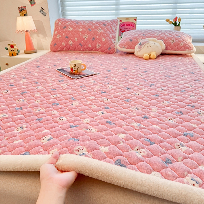 91家纺网 家纺一手货源 找家纺 喜居 2025新款高克重印花牛奶绒夹棉床褥床垫子褥子床护垫 粉粉兔