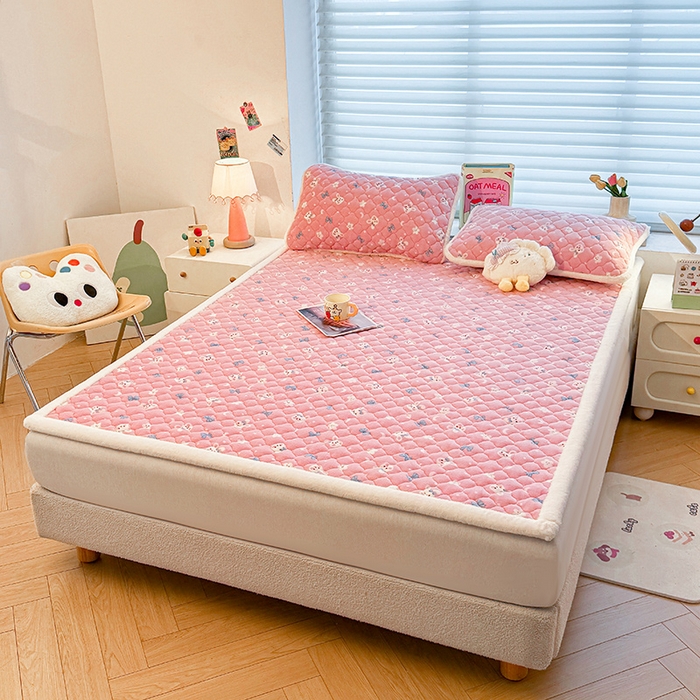 91家纺网 家纺一手货源 找家纺 喜居 2025新款高克重印花牛奶绒夹棉床褥床垫子褥子床护垫 粉粉兔