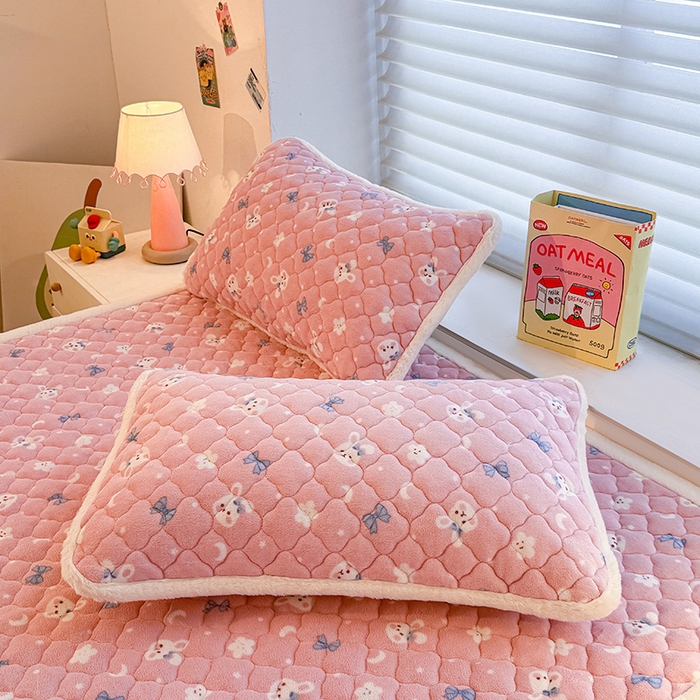 91家纺网 家纺一手货源 找家纺 喜居 2025新款高克重印花牛奶绒夹棉床褥床垫子褥子床护垫 粉粉兔