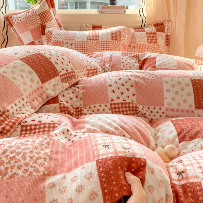 91家纺网 家纺一手货源 找家纺 富之航家纺 2025秋冬新款牛奶绒印花床盖四件套 幸运时光