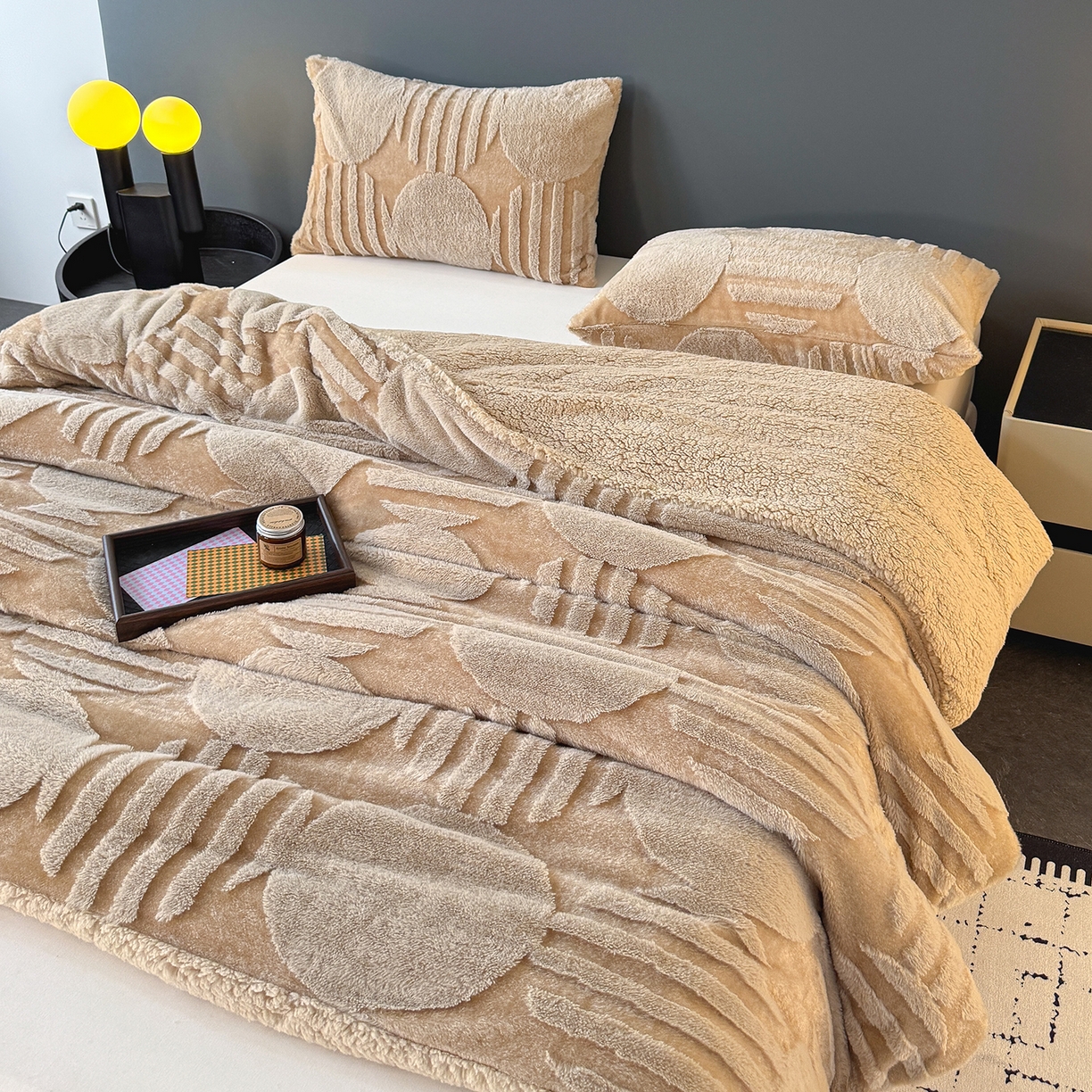 91家纺网 家纺一手货源 找家纺 枋梢家纺 2025新款亮丝兔毛绒兔毛提花北欧几何羊羔绒 双层加厚保暖盖毯 居家午睡保暖毯 几何-驼色