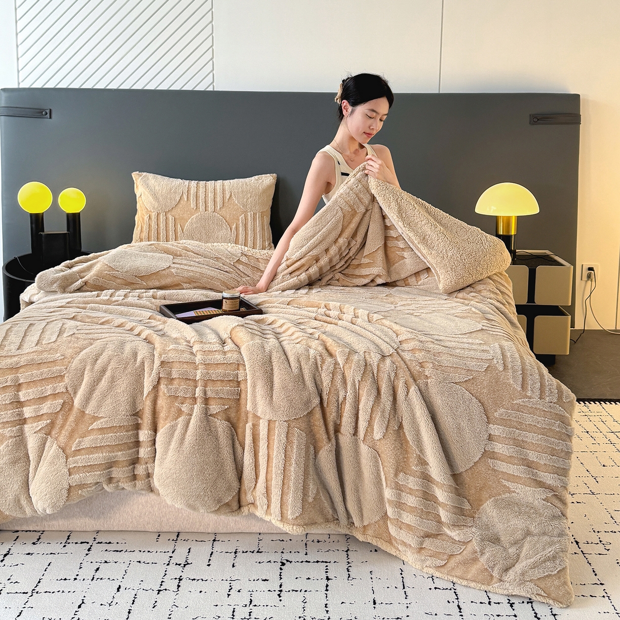 91家纺网 家纺一手货源 找家纺 枋梢家纺 2025新款亮丝兔毛绒兔毛提花北欧几何羊羔绒 双层加厚保暖盖毯 居家午睡保暖毯 几何-驼色