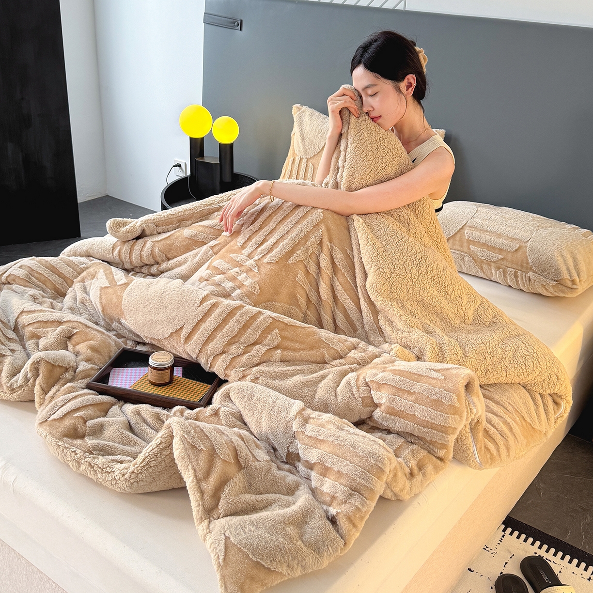 91家纺网 家纺一手货源 找家纺 枋梢家纺 2025新款亮丝兔毛绒兔毛提花北欧几何羊羔绒 双层加厚保暖盖毯 居家午睡保暖毯 几何-驼色