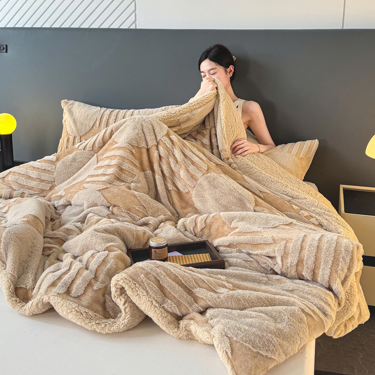 91家纺网 家纺一手货源 找家纺 枋梢家纺 2025新款亮丝兔毛绒兔毛提花北欧几何羊羔绒 双层加厚保暖盖毯 居家午睡保暖毯 几何-驼色