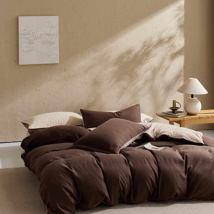 91家纺网 家纺一手货源 找家纺 LADYCOCO可可家居 2025新款针织+梭织夹棉四件套-滚绳款 双层纱 印花咖色