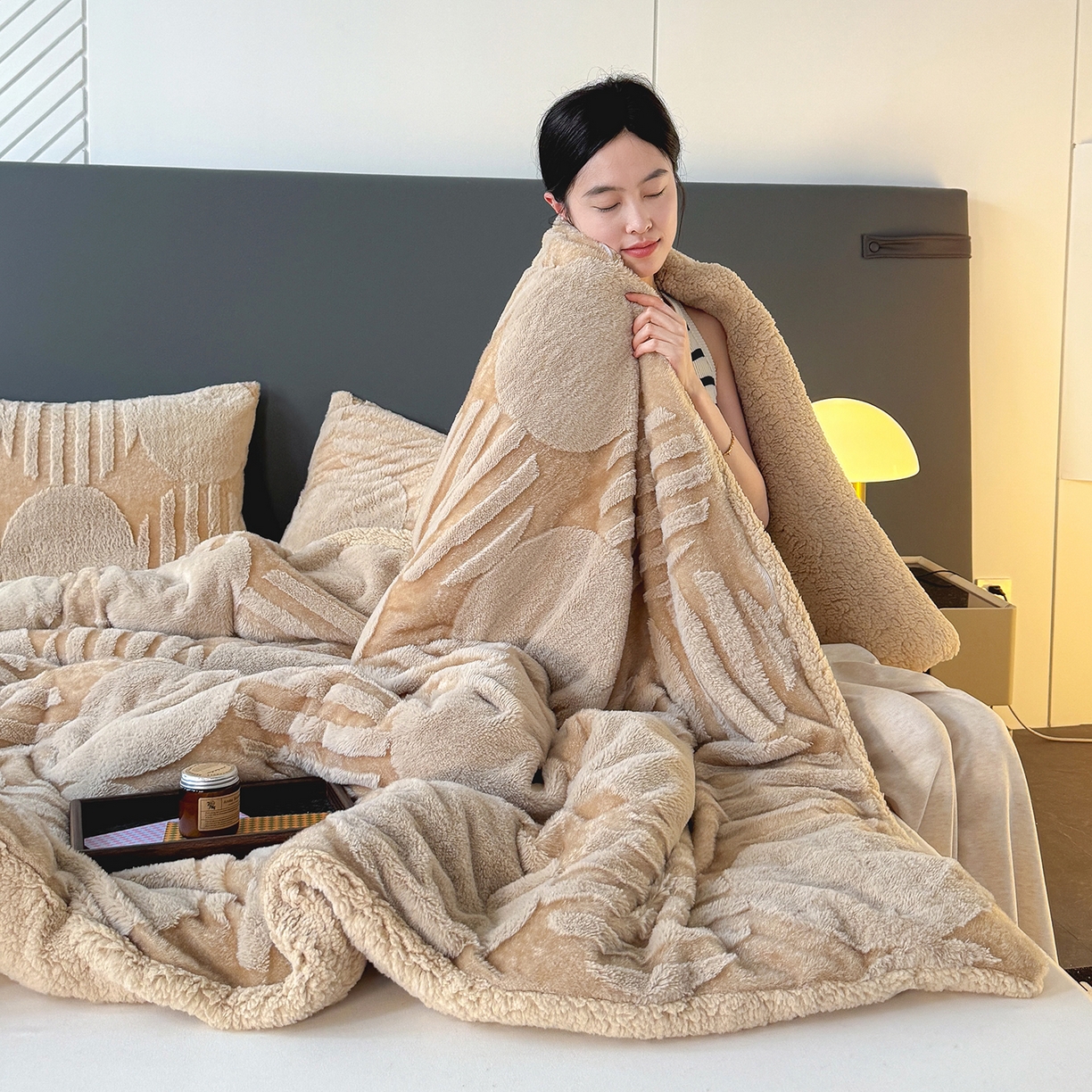 91家纺网 家纺一手货源 找家纺 枋梢家纺 2025新款亮丝兔毛绒兔毛提花北欧几何羊羔绒 双层加厚保暖盖毯 居家午睡保暖毯 几何-驼色