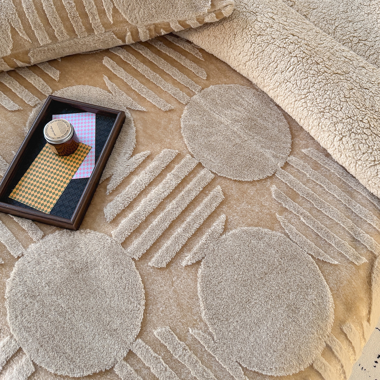 91家纺网 家纺一手货源 找家纺 枋梢家纺 2025新款亮丝兔毛绒兔毛提花北欧几何羊羔绒 双层加厚保暖盖毯 居家午睡保暖毯 几何-驼色