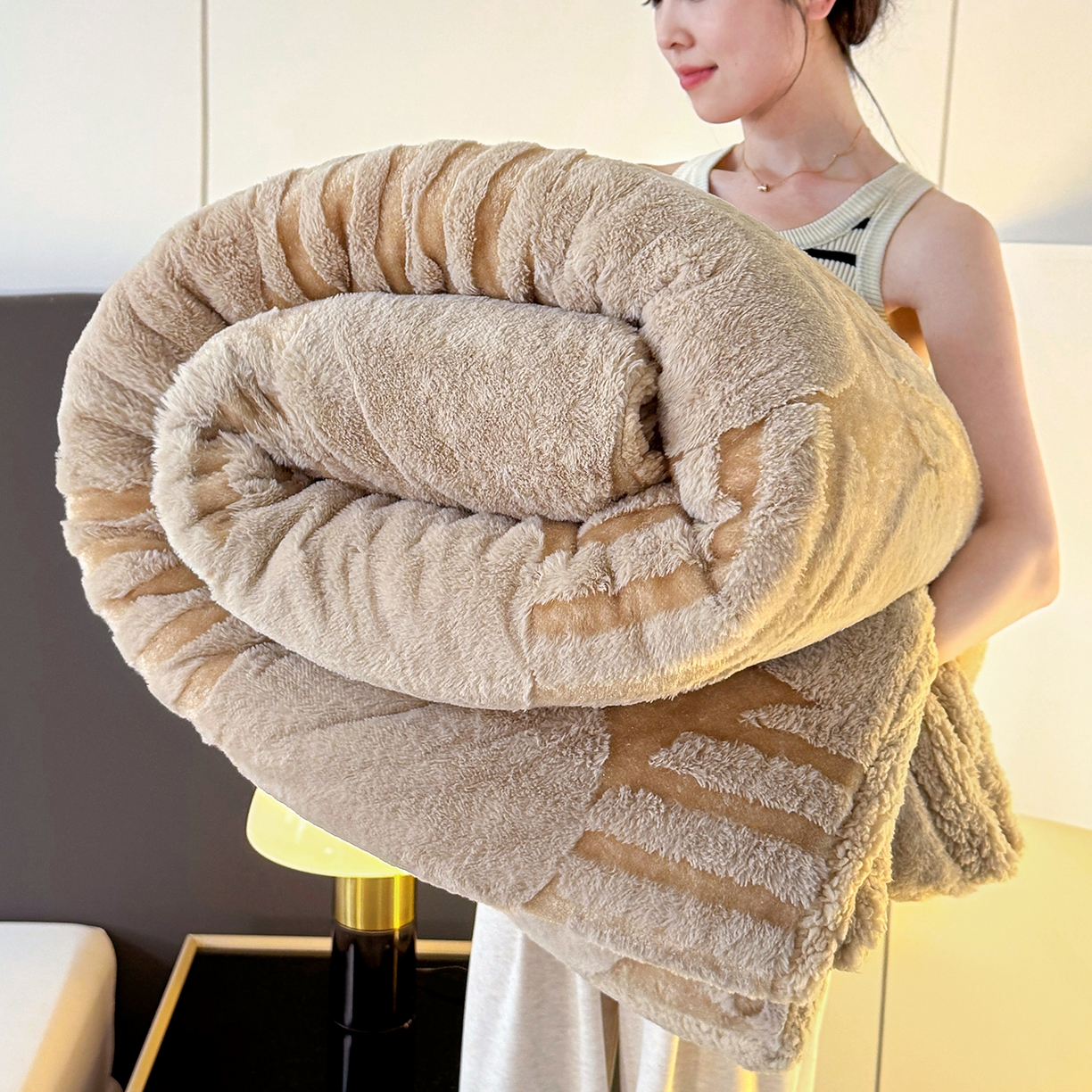 91家纺网 家纺一手货源 找家纺 枋梢家纺 2025新款亮丝兔毛绒兔毛提花北欧几何羊羔绒 双层加厚保暖盖毯 居家午睡保暖毯 几何-驼色