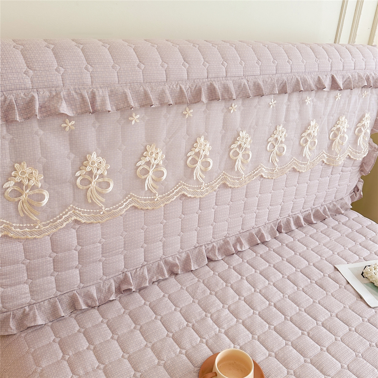 91家纺网 家纺一手货源 找家纺 十个点家纺 2025新款公主风夹棉床头罩-格小格系列 格小格-玉