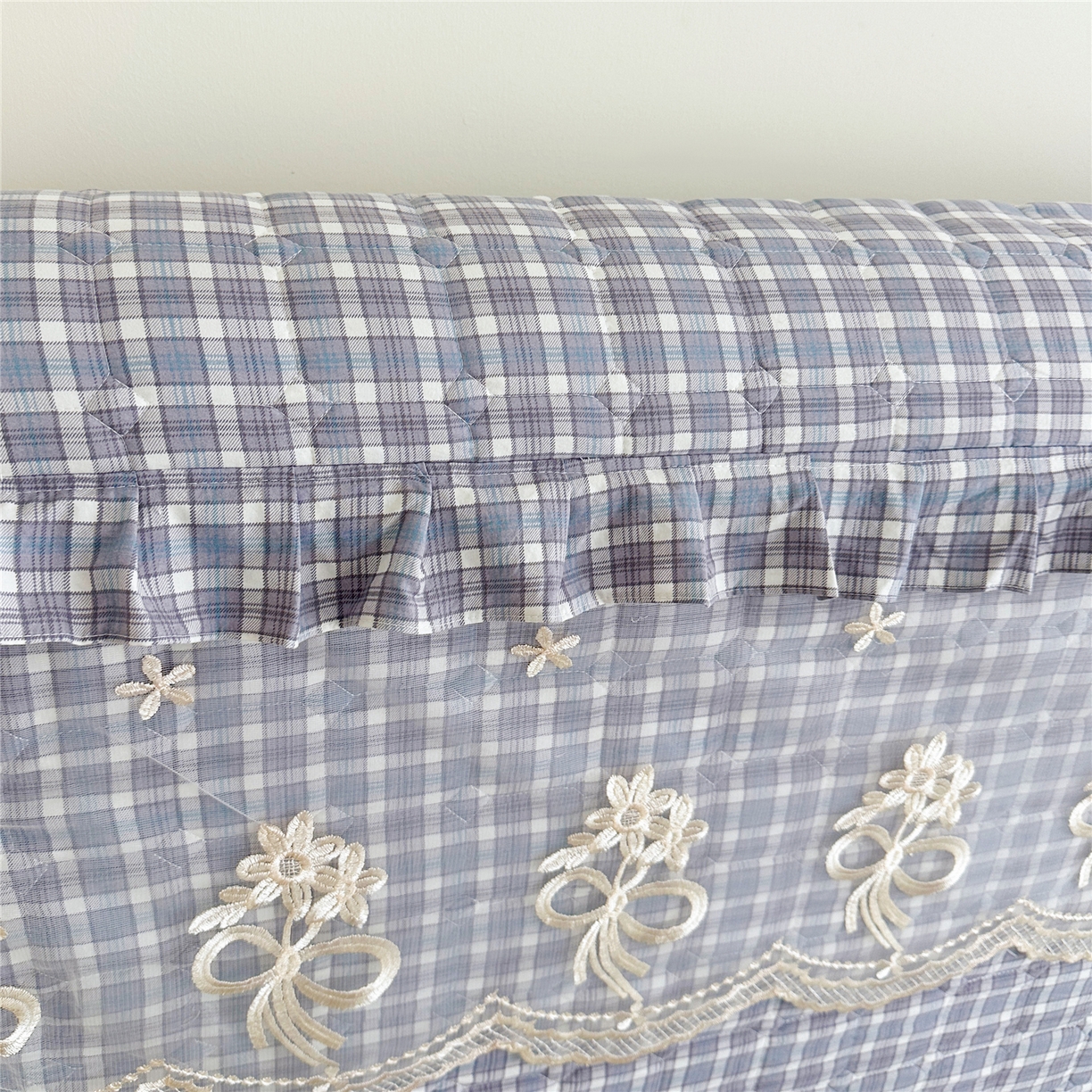 91家纺网 家纺一手货源 找家纺 十个点家纺 2025新款公主风夹棉床头罩-格小格系列 格小格-兰