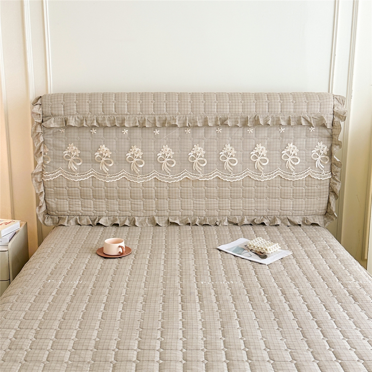 91家纺网 家纺一手货源 找家纺 （总）十个点家纺 2025新款公主风夹棉床头罩-格小格系列