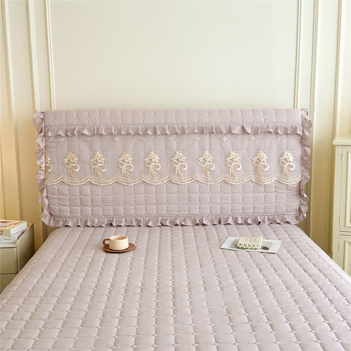 91家纺网 家纺一手货源 找家纺 （总）十个点家纺 2025新款公主风夹棉床头罩-格小格系列