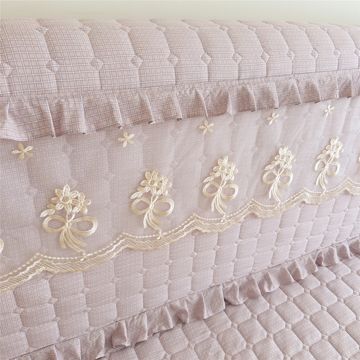 91家纺网 家纺一手货源 找家纺 十个点家纺 2025新款公主风夹棉床头罩-格小格系列 格小格-玉