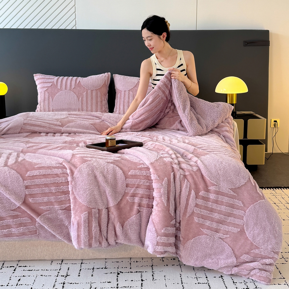 91家纺网 家纺一手货源 找家纺 枋梢家纺 2025新款亮丝兔毛绒兔毛提花北欧几何羊羔绒 双层加厚保暖盖毯 居家午睡保暖毯 几何-紫色