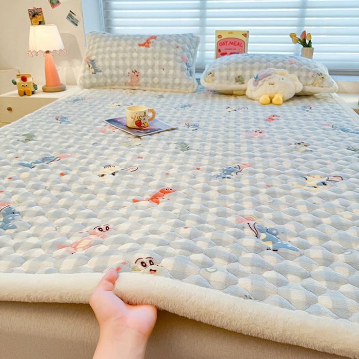 91家纺网 家纺一手货源 找家纺 喜居 2025新款高克重印花牛奶绒夹棉床褥床垫子褥子床护垫 恐龙乐园