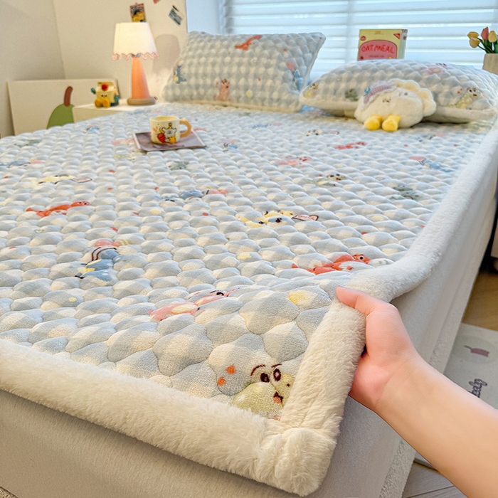 91家纺网 家纺一手货源 找家纺 喜居 2025新款高克重印花牛奶绒夹棉床褥床垫子褥子床护垫 恐龙乐园