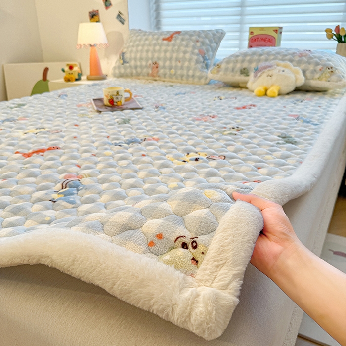 91家纺网 家纺一手货源 找家纺 喜居 2025新款高克重印花牛奶绒夹棉床褥床垫子褥子床护垫 恐龙乐园