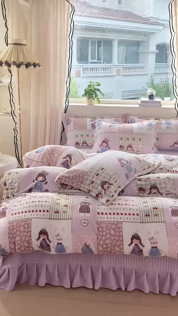 91家纺网 家纺一手货源 找家纺 富之航家纺 2025秋冬新款牛奶绒印花床盖四件套 快乐小女孩