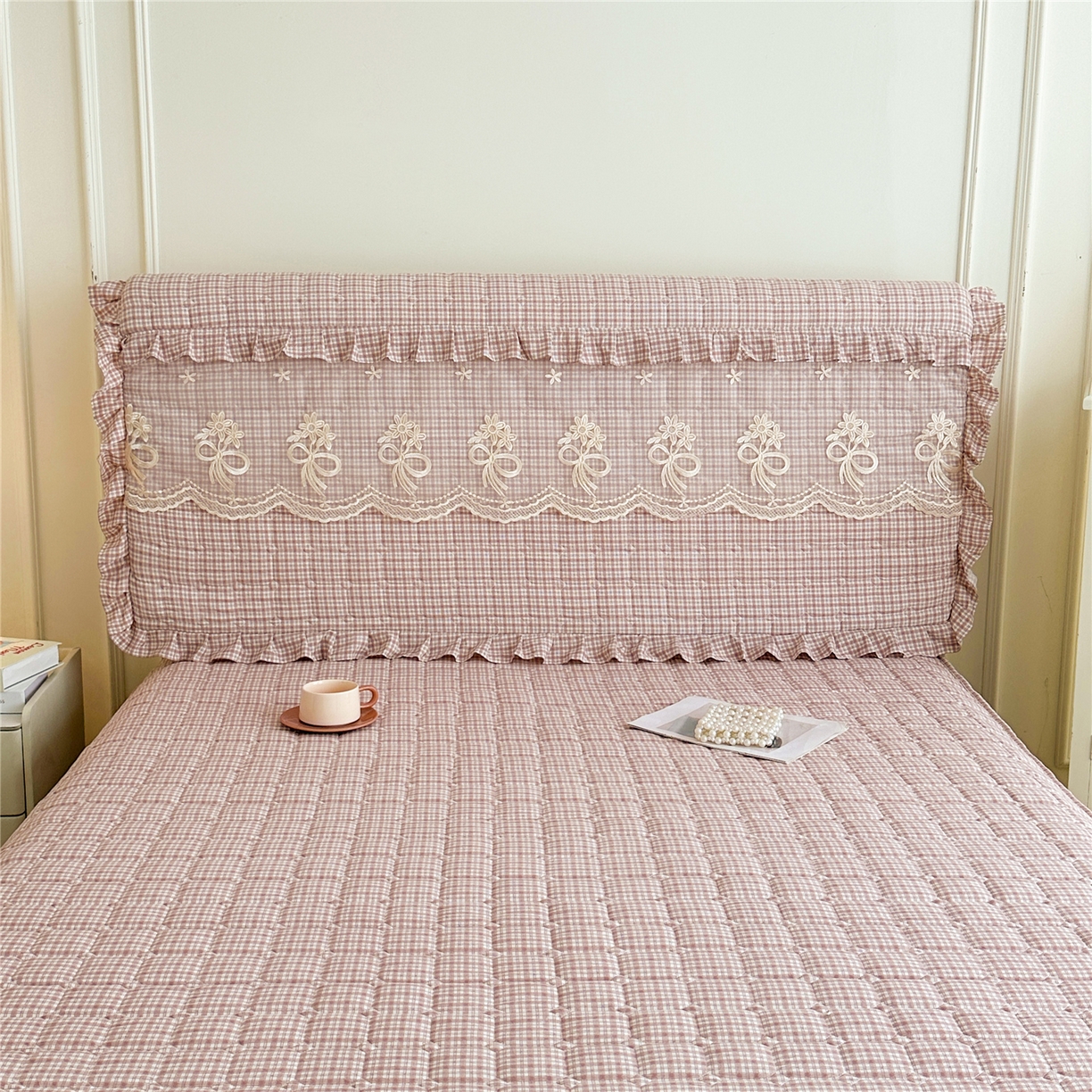 91家纺网 家纺一手货源 找家纺 十个点家纺 2025新款公主风夹棉床头罩-格小格系列 格小格-粉